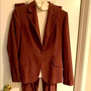 European stylish feminine 100% wool suit - blazer & pants in patterned rose red